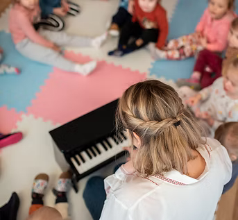 plan_dnia_przedszkole1 zdjęcie przedstawia zajęcia muzyczne w przedszkolu