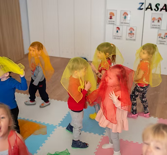 plan_dnia_przedszkole2 zdjęcie przedstawia dzieci podczas zajęć