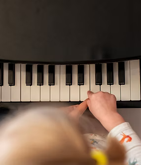 zdjęcie przedstawia małe pianino