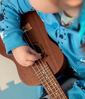 zdjęcie przedstawia małą gitarę
