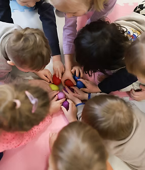 zdjęcie przedstawia dzieci podczas zajęć