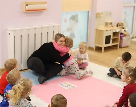 zp14 zdjęcie przedstawia opiekunkę i dzieci podczas zajęć