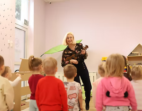 zp2 zdjęcie przedstawia opiekunkę i dzieci podczas zajęć