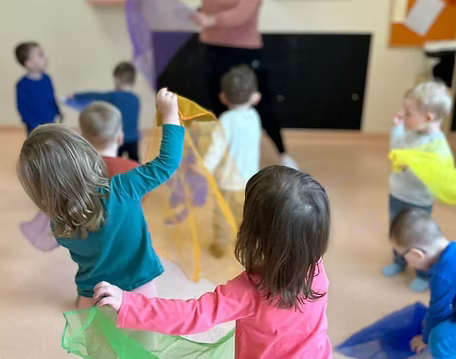 zp3 zdjęcie przedstawia dzieci podczas zajęć