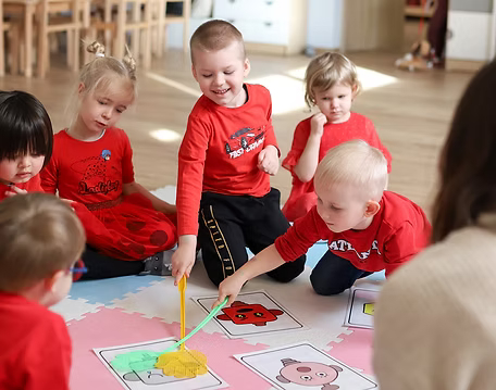 zp5 zdjęcie przedstawia dzieci podczas zajęć
