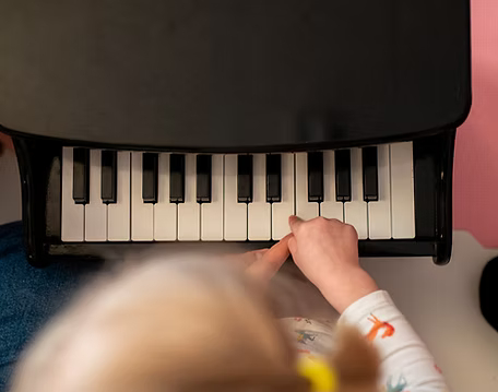 zp8 zdjęcie przedstawia małe pianino